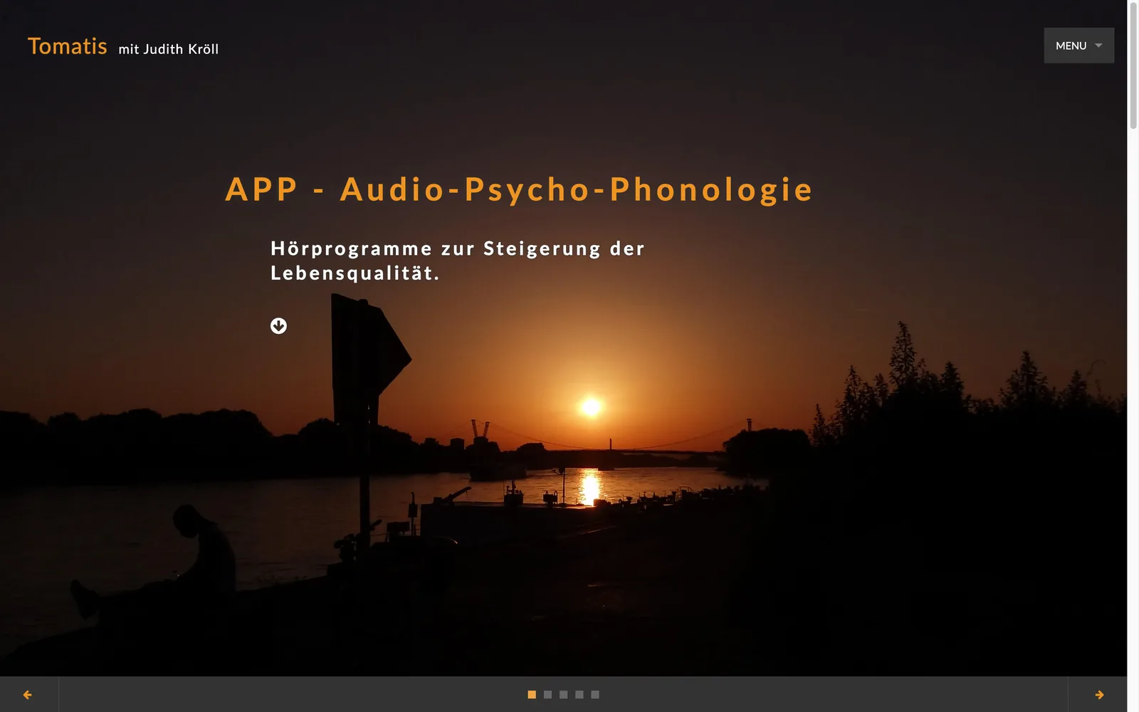 One Fold: dunkle Startseite einer Hörpraxis mit Abendhimmel über dem Fluss